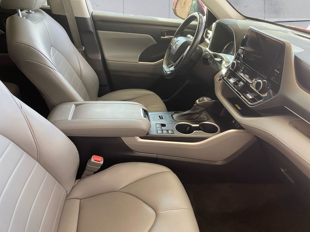 2023 Toyota Highlander XLE photo 13