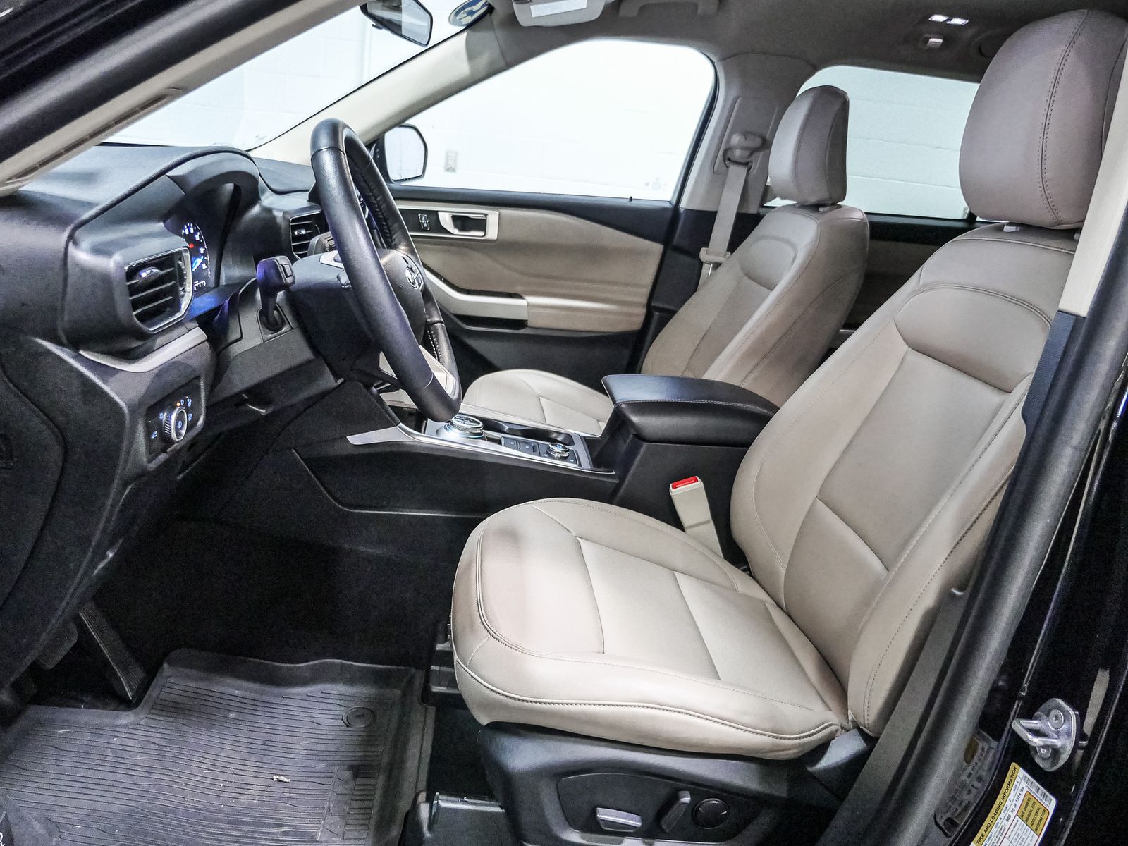 2023 Ford Explorer XLT photo 19
