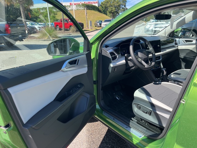 2025 Volkswagen Taos SE photo 3