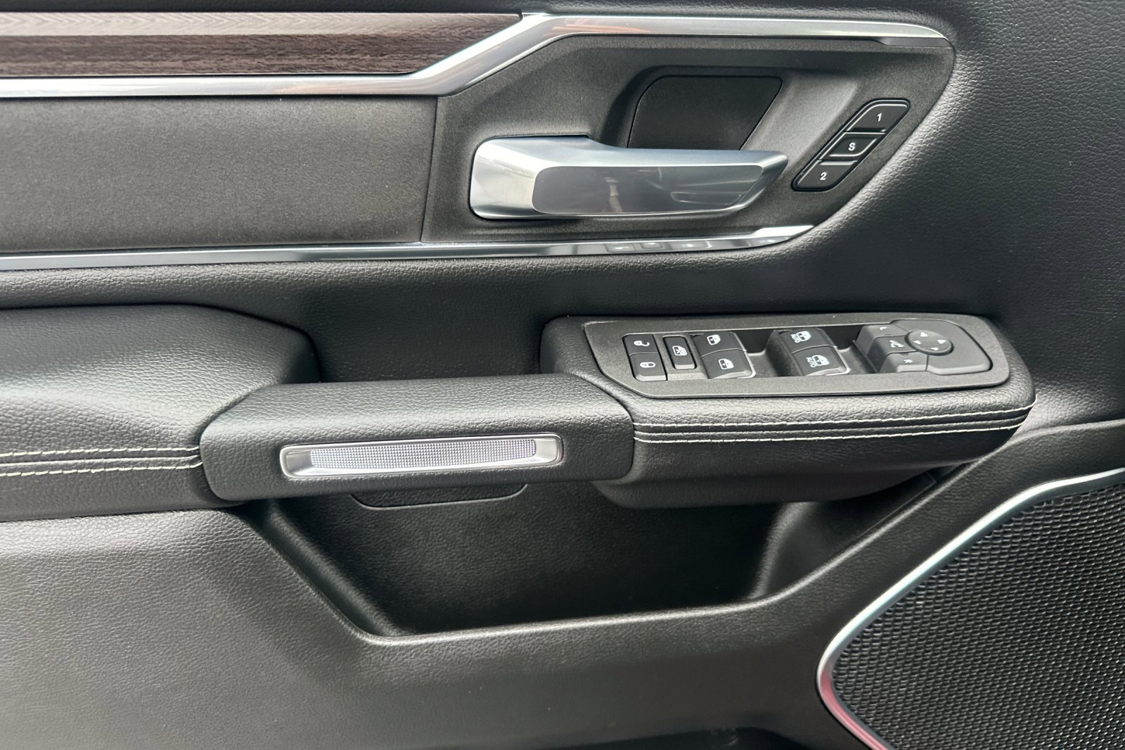 2025 Ram 1500 Laramie photo 8