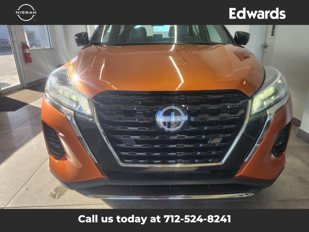 2023 Nissan Kicks SR photo 3