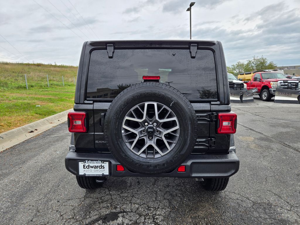 2025 Jeep Wrangler Sahara photo 4
