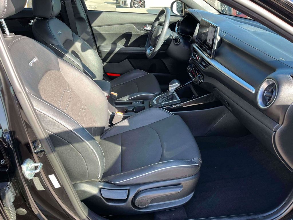 2022 Kia Forte GT-Line photo 11