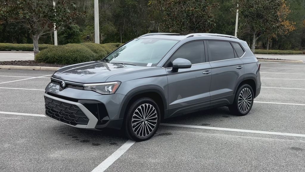 2025 Volkswagen Taos SE photo 3
