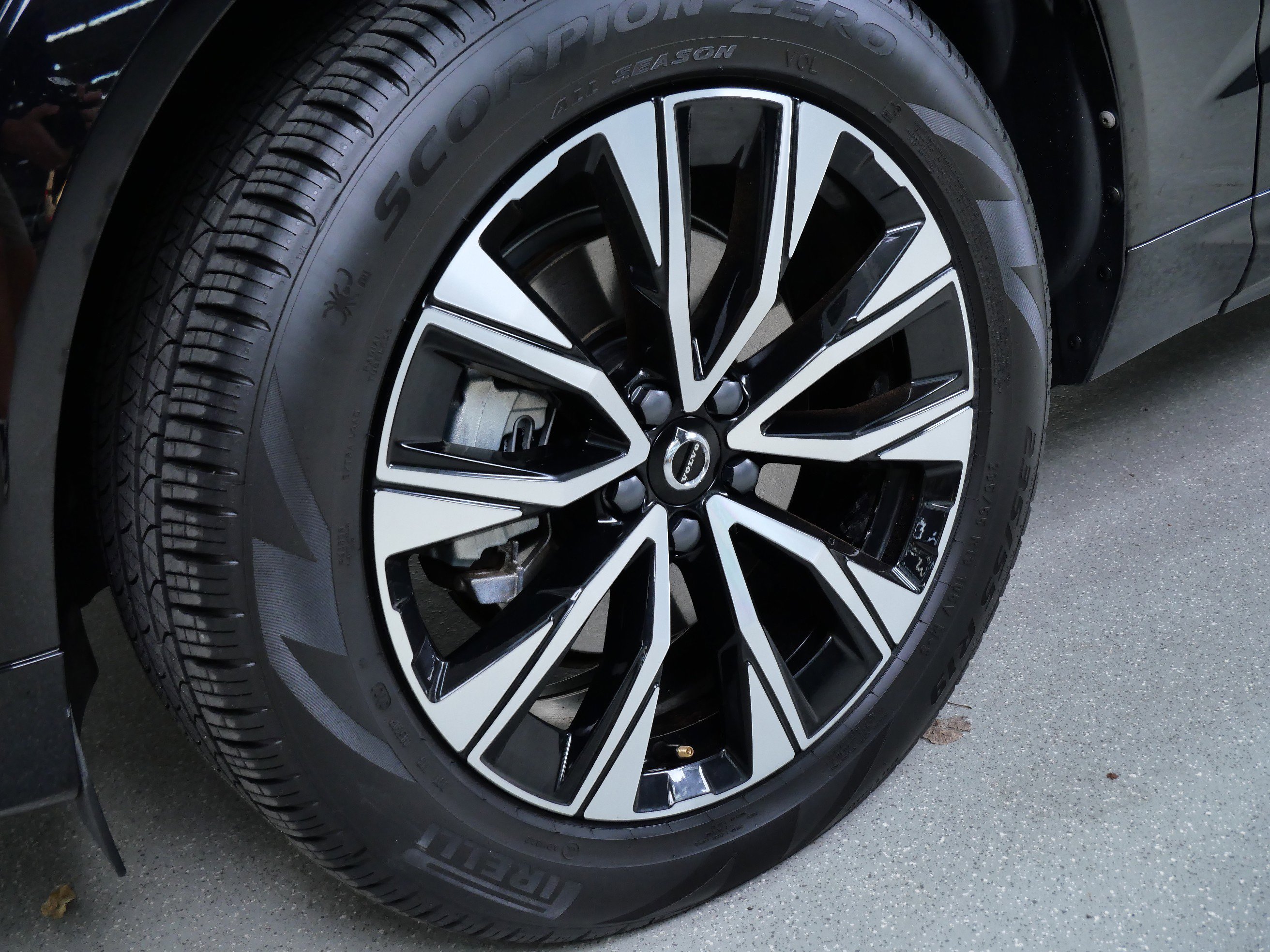 2025 Volvo XC60 Plus photo 12