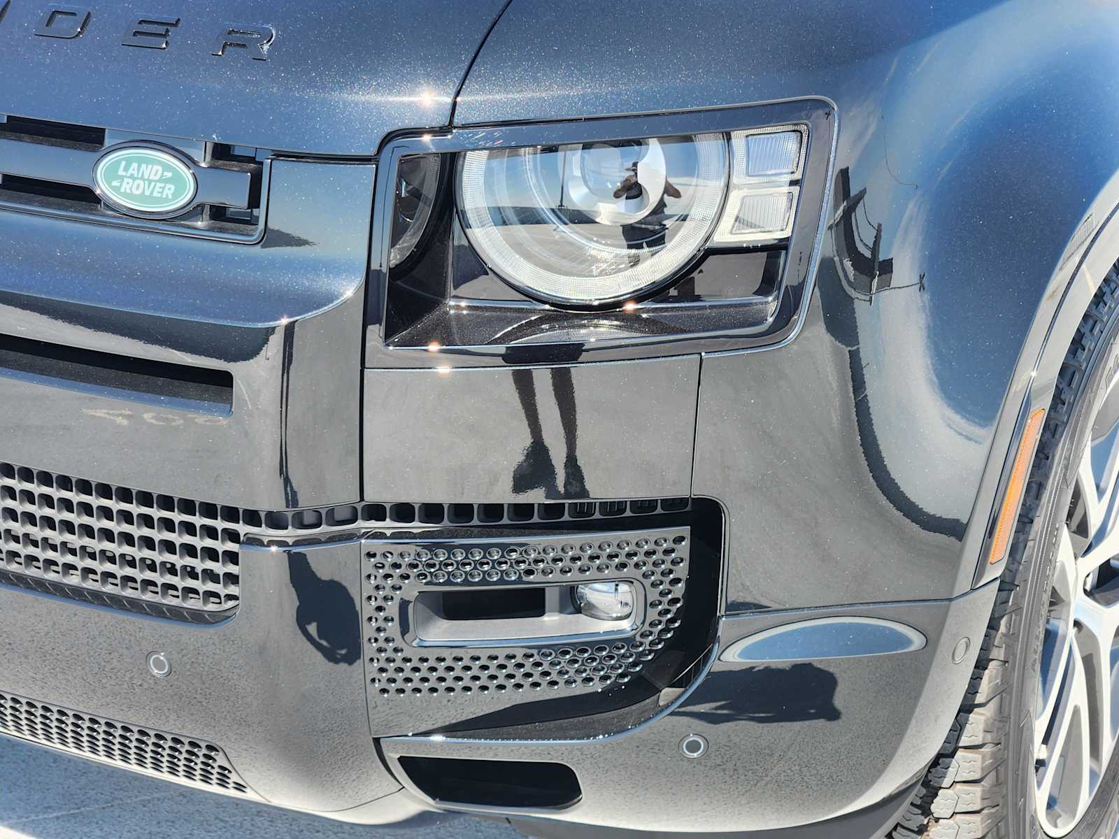 2025 Land Rover Defender 130 X-Dynamic SE photo 8