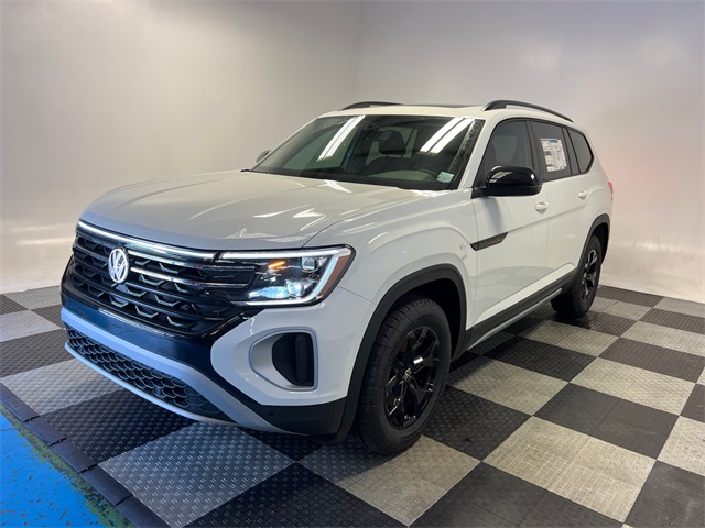 2025 Volkswagen Atlas Peak Edition SE photo 2