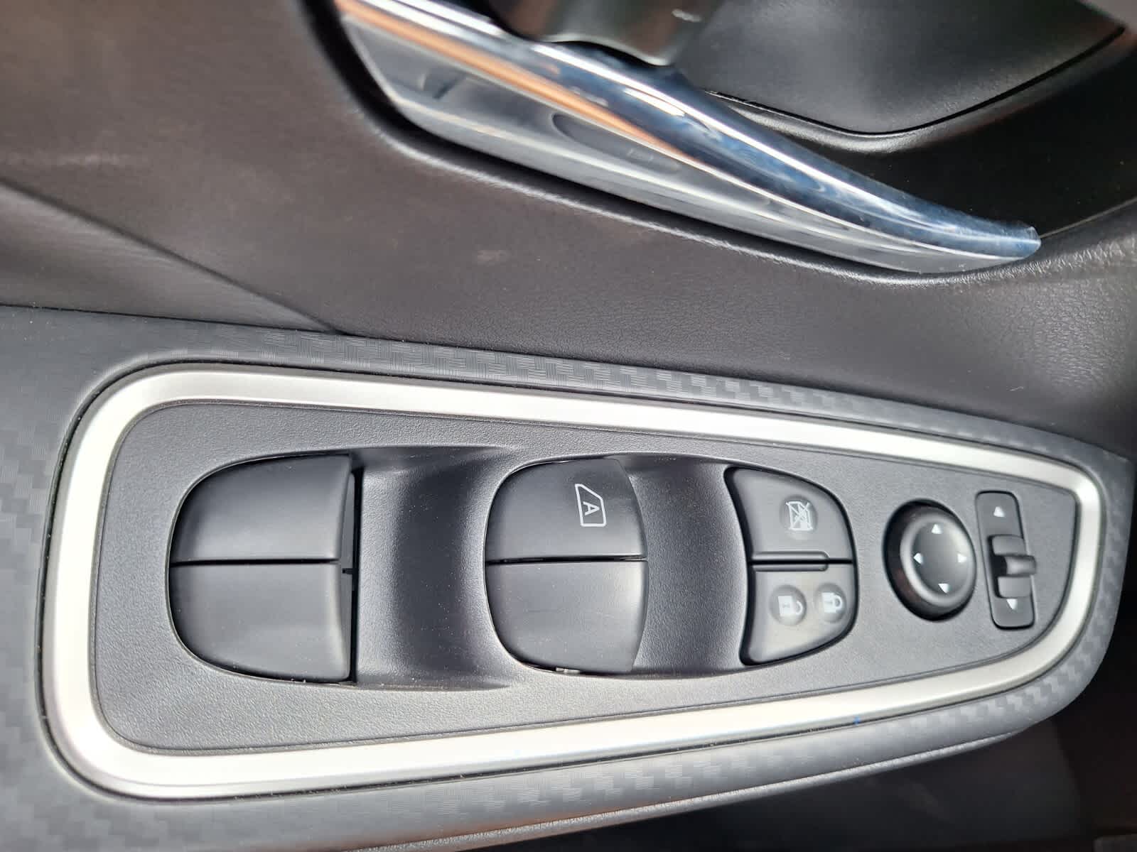 2025 Nissan Versa SR photo 19