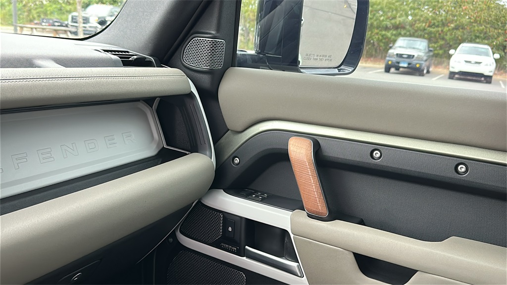 2023 Land Rover Defender 110 SE photo 21