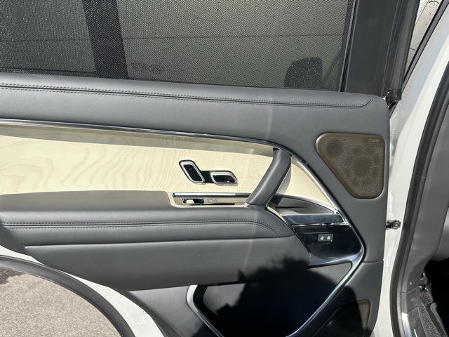 2025 Land Rover Range Rover SV photo 27