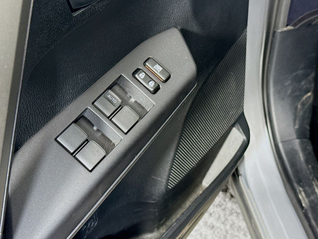 2016 Toyota RAV4 LE photo 13