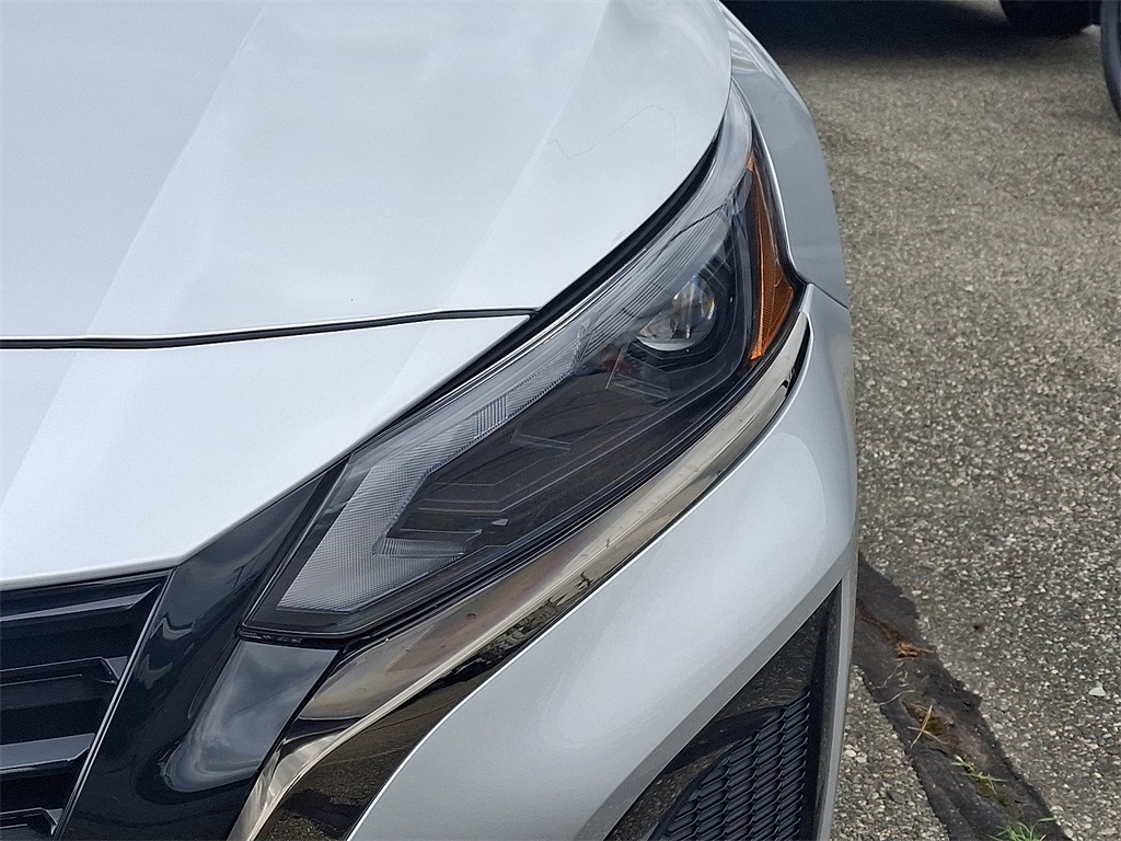2025 Nissan Altima SR photo 4