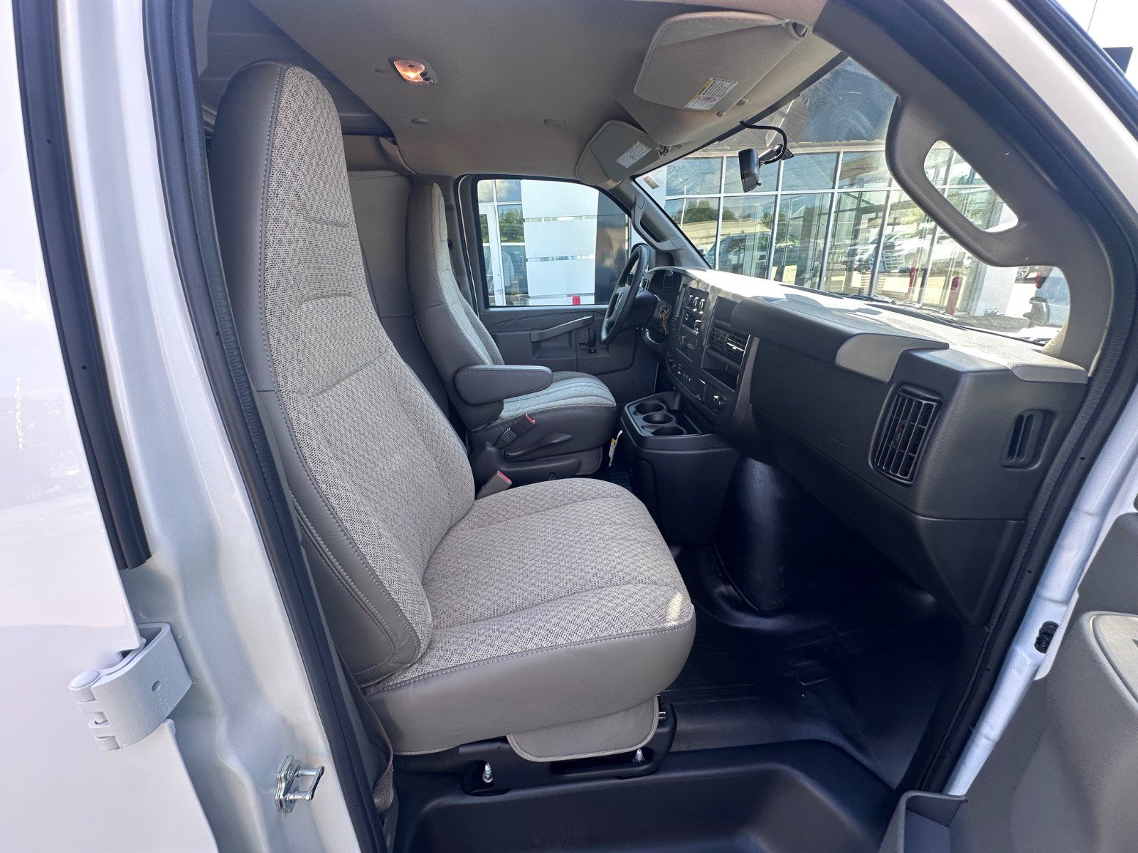 2025 Gmc Savana Cargo 2500 photo 12