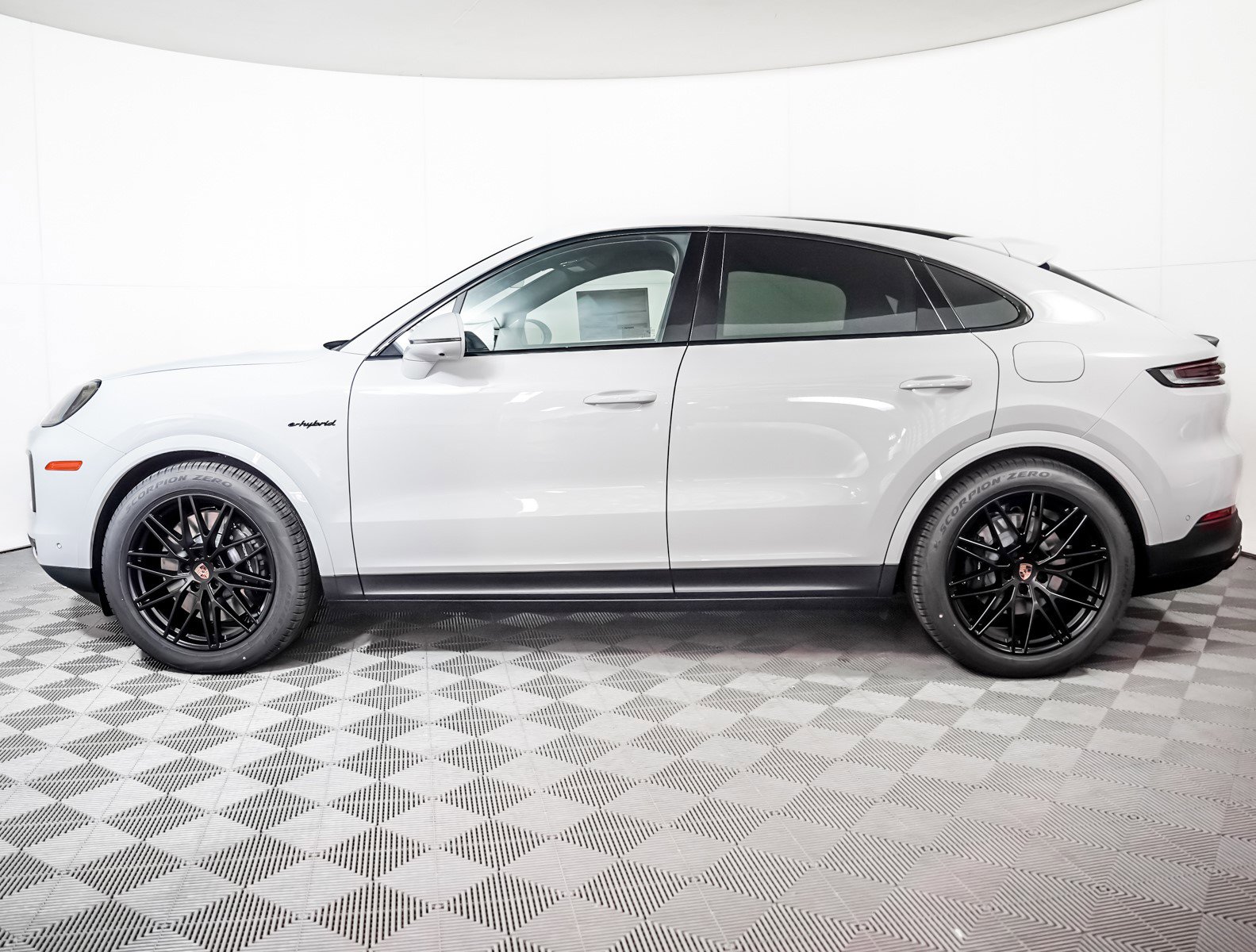 2025 Porsche Cayenne E-Hybrid Coupe photo 2