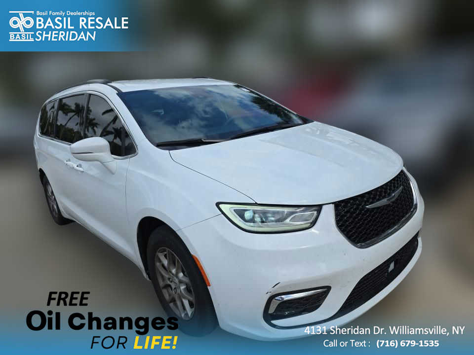 2022 Chrysler Pacifica Touring's photo