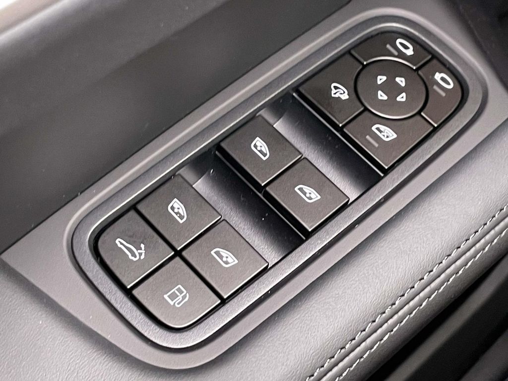 2025 Porsche Cayenne Turbo E-Hybrid photo 31