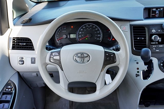 Used 2014 Silver Toyota LE image 19