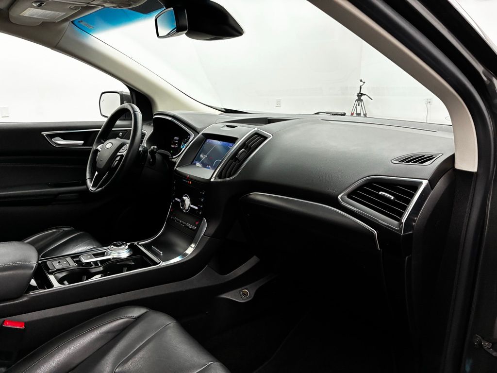 2020 Ford Edge Titanium photo 28