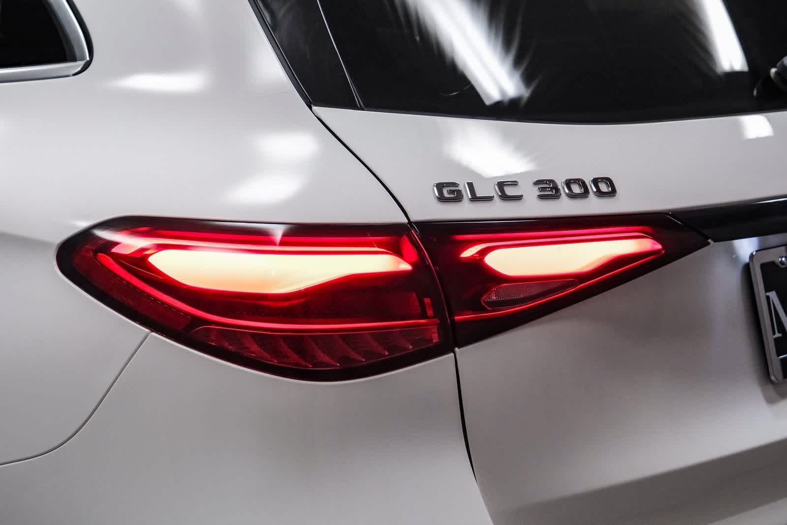 2025 Mercedes Benz GLC 300 photo 4