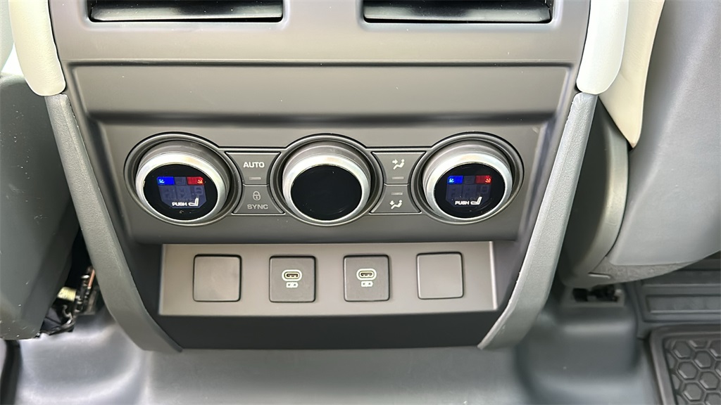 2025 Land Rover Defender 110 X-Dynamic SE photo 22