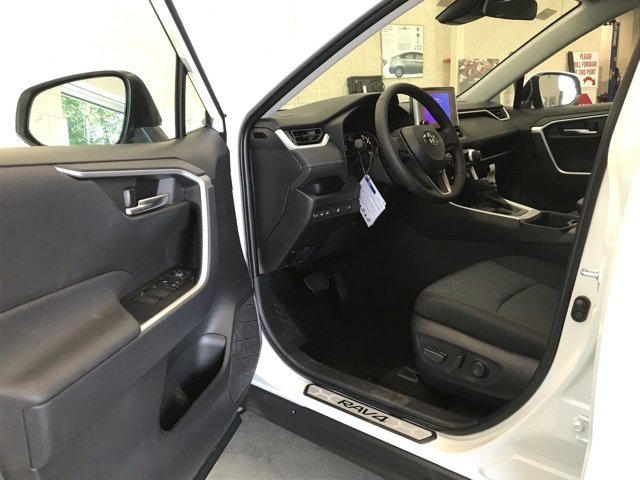 2025 Toyota RAV4 XLE photo 9