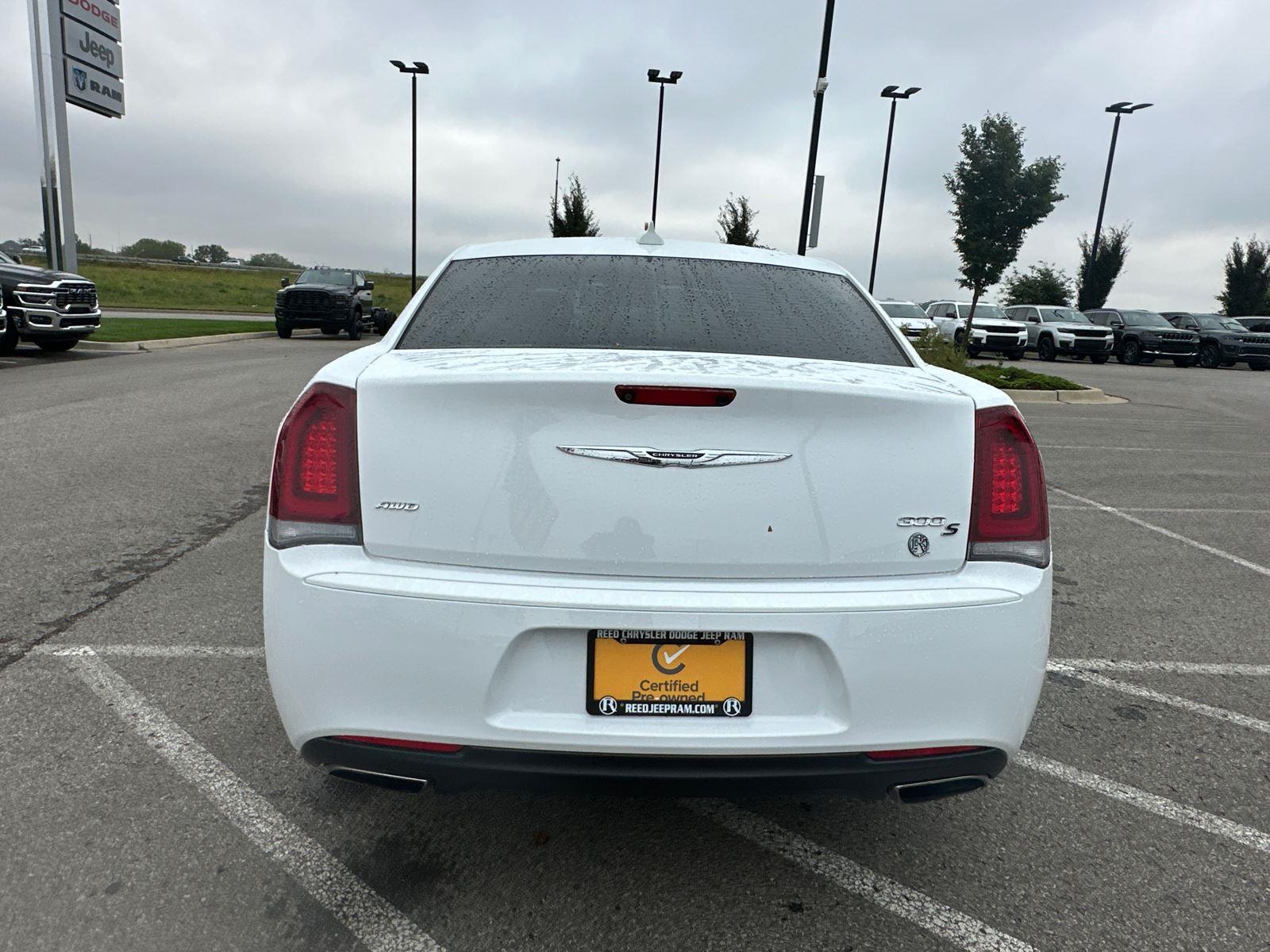 2020 Chrysler 300 photo 3