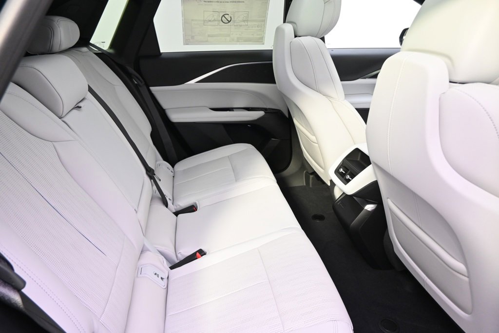 2025 Cadillac Lyriq Luxury photo 16