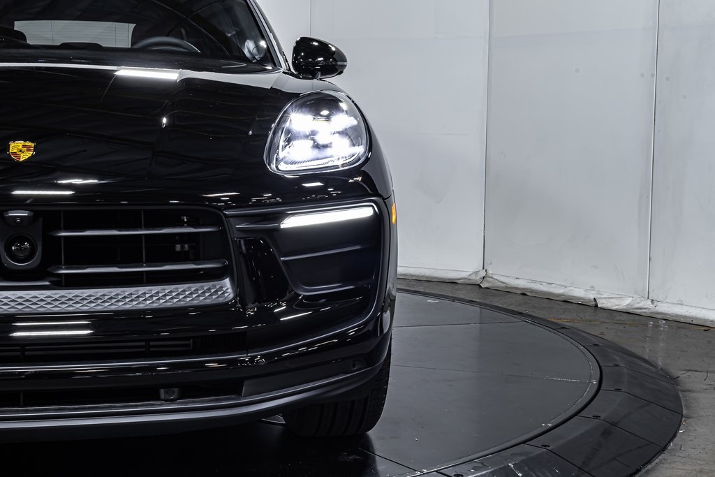 2025 Porsche Macan T photo 18