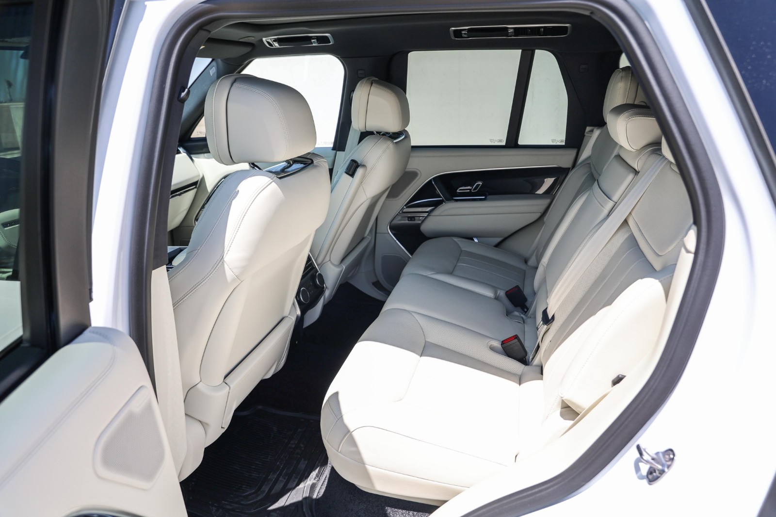 2025 Land Rover Range Rover SE photo 15