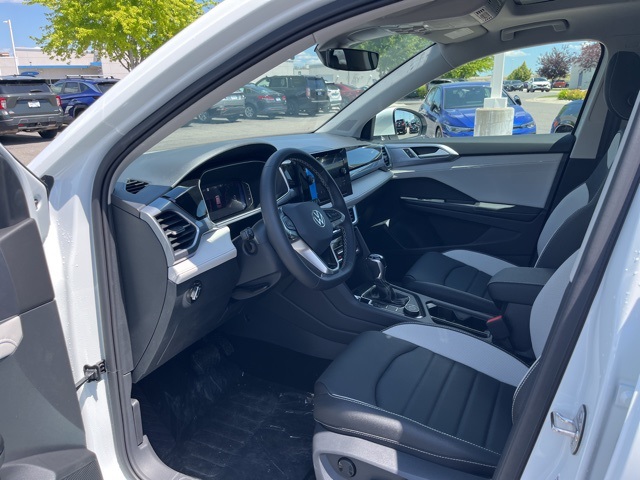 2025 Volkswagen Taos SEL photo 9
