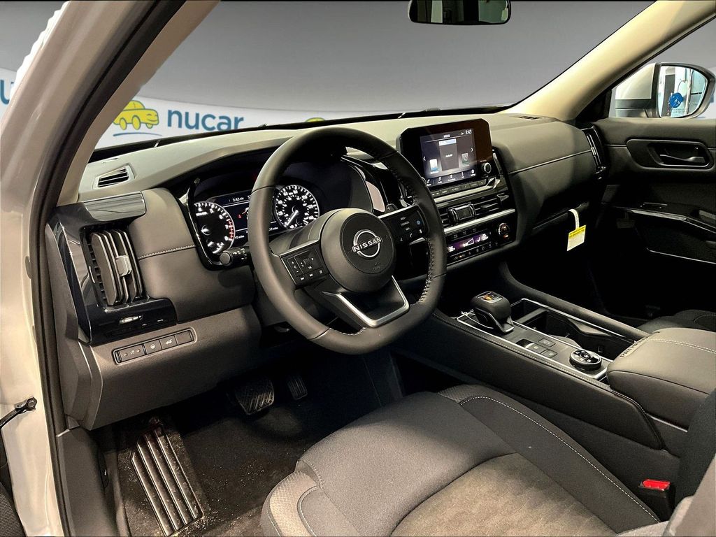 2025 Nissan Pathfinder SV photo 4