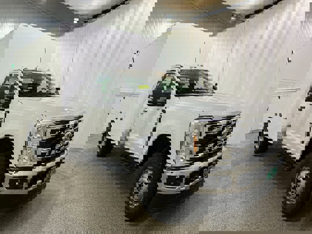 2025 Ford F-350 Super Duty Chassis Cab XL's photo