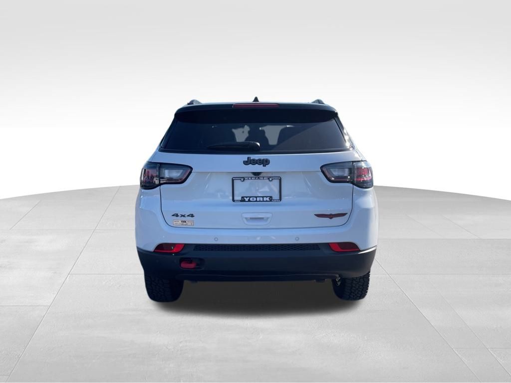 2025 Jeep Compass Trailhawk photo 2