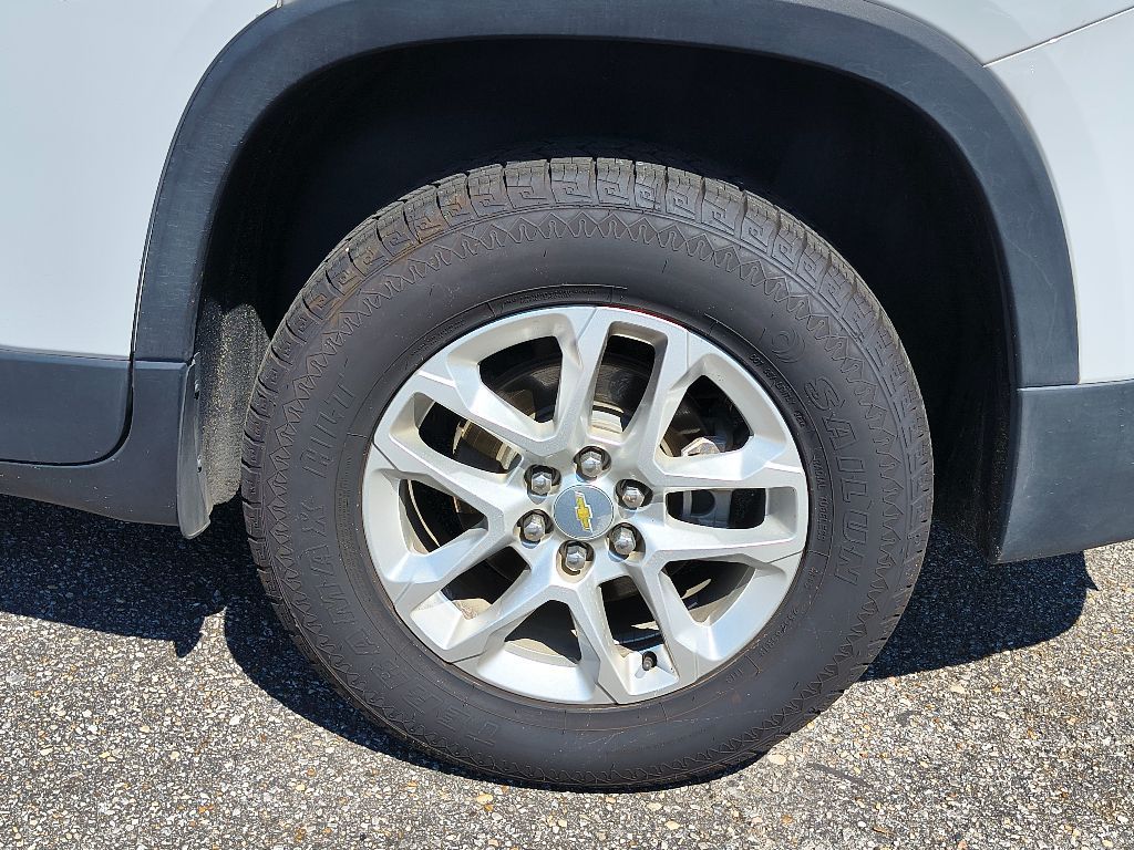 2021 Chevrolet Traverse LS photo 3