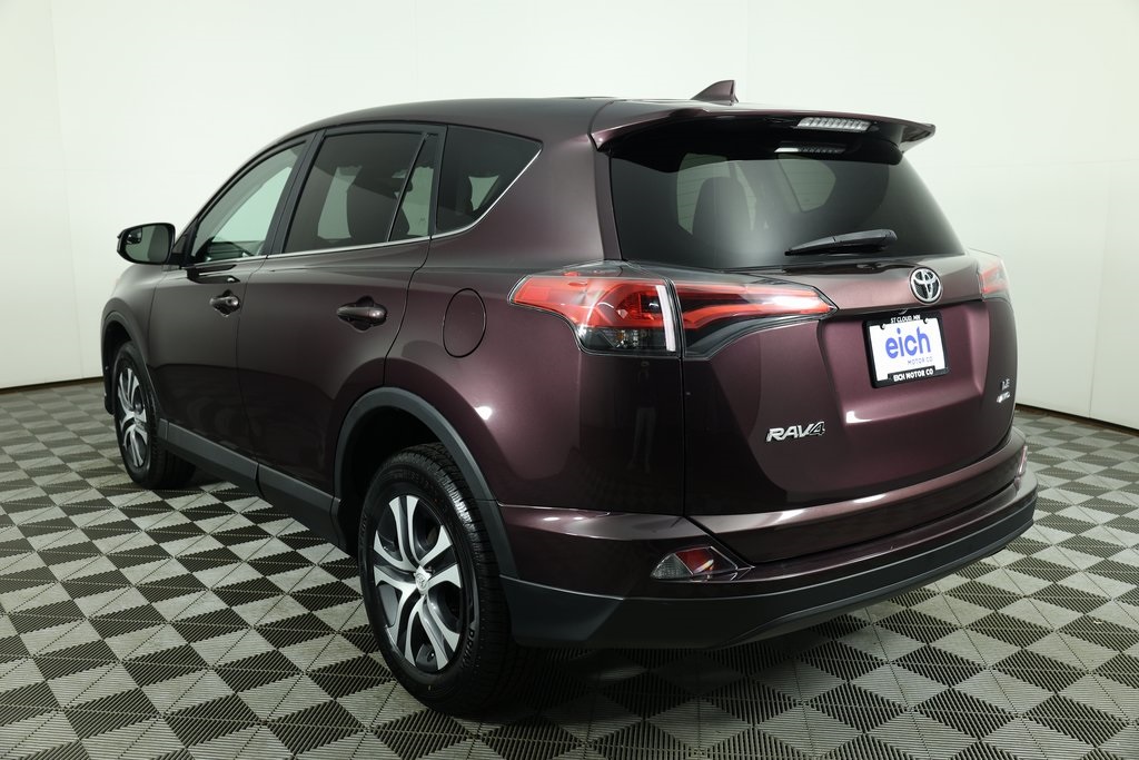 2017 Toyota RAV4 LE photo 3
