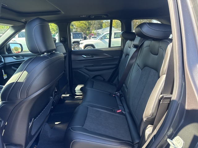 2025 Jeep Grand Cherokee Laredo X Altitude photo 13