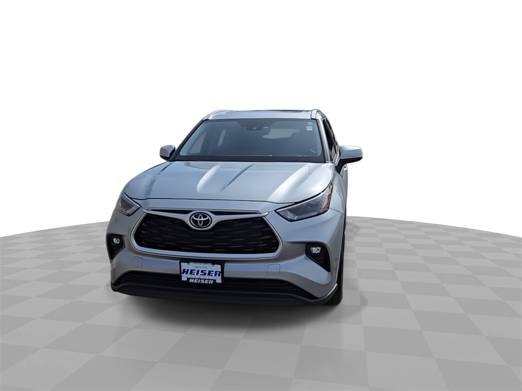 2023 Toyota Highlander XLE photo 2