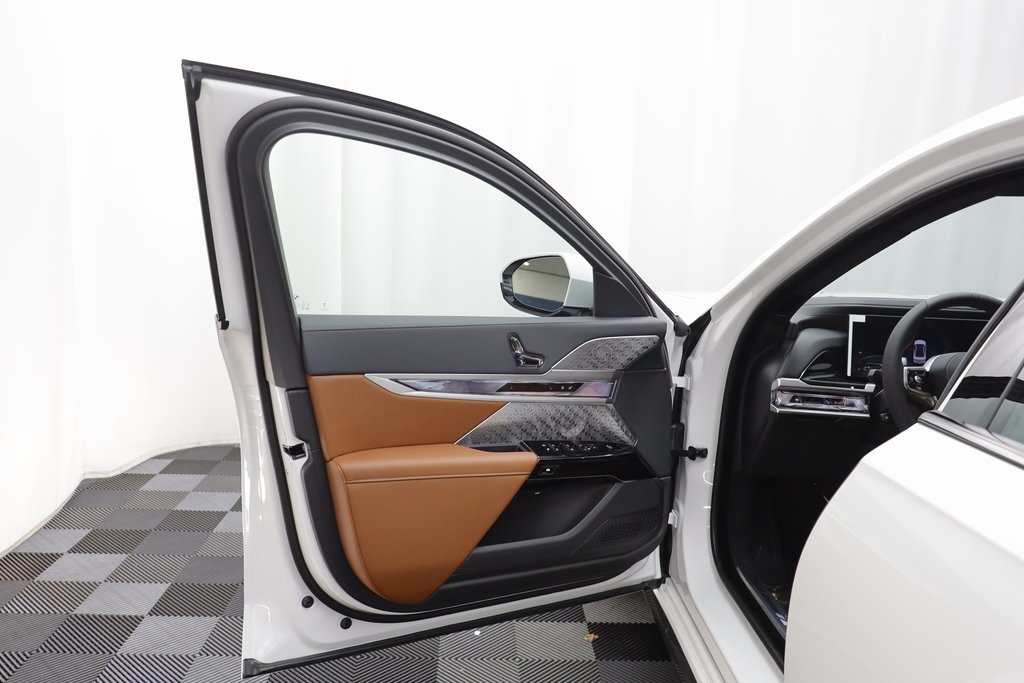 2026 Bmw 750e photo 5