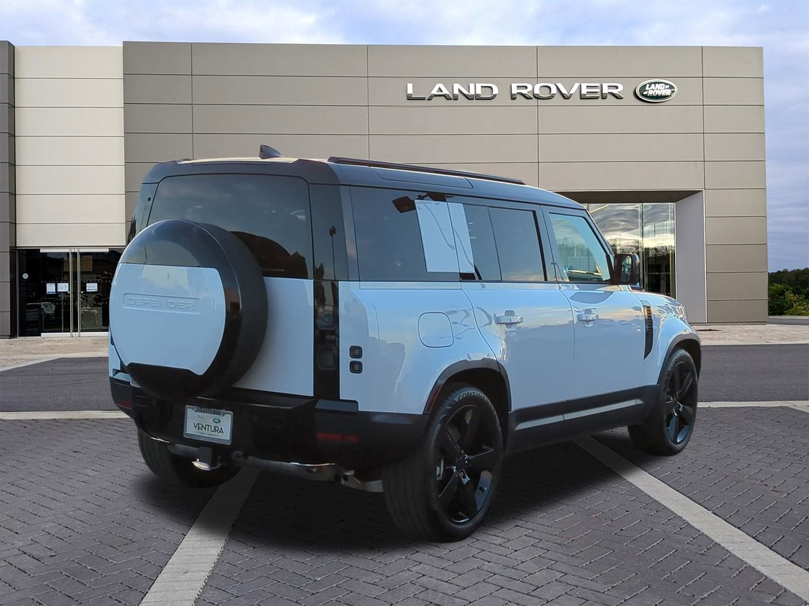 2026 Land Rover Defender S photo 4