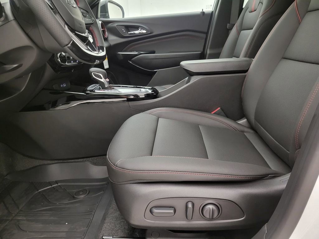 2025 Chevrolet Trax photo 2