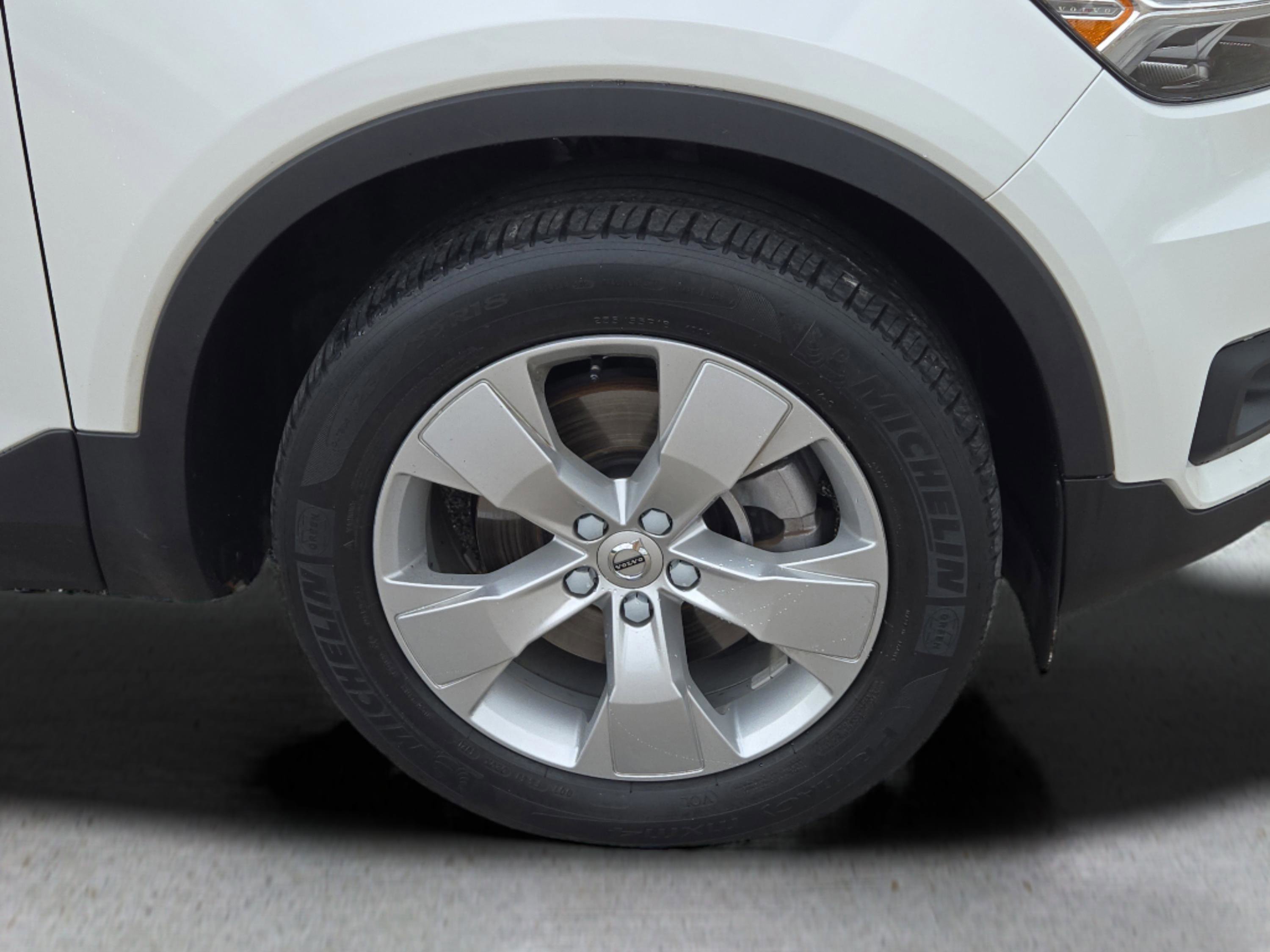 2022 Volvo XC40 Momentum photo 4