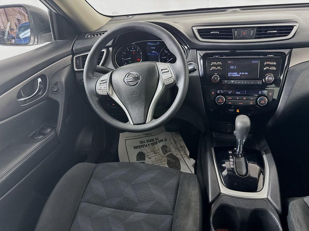 2015 Nissan Rogue SV photo 25