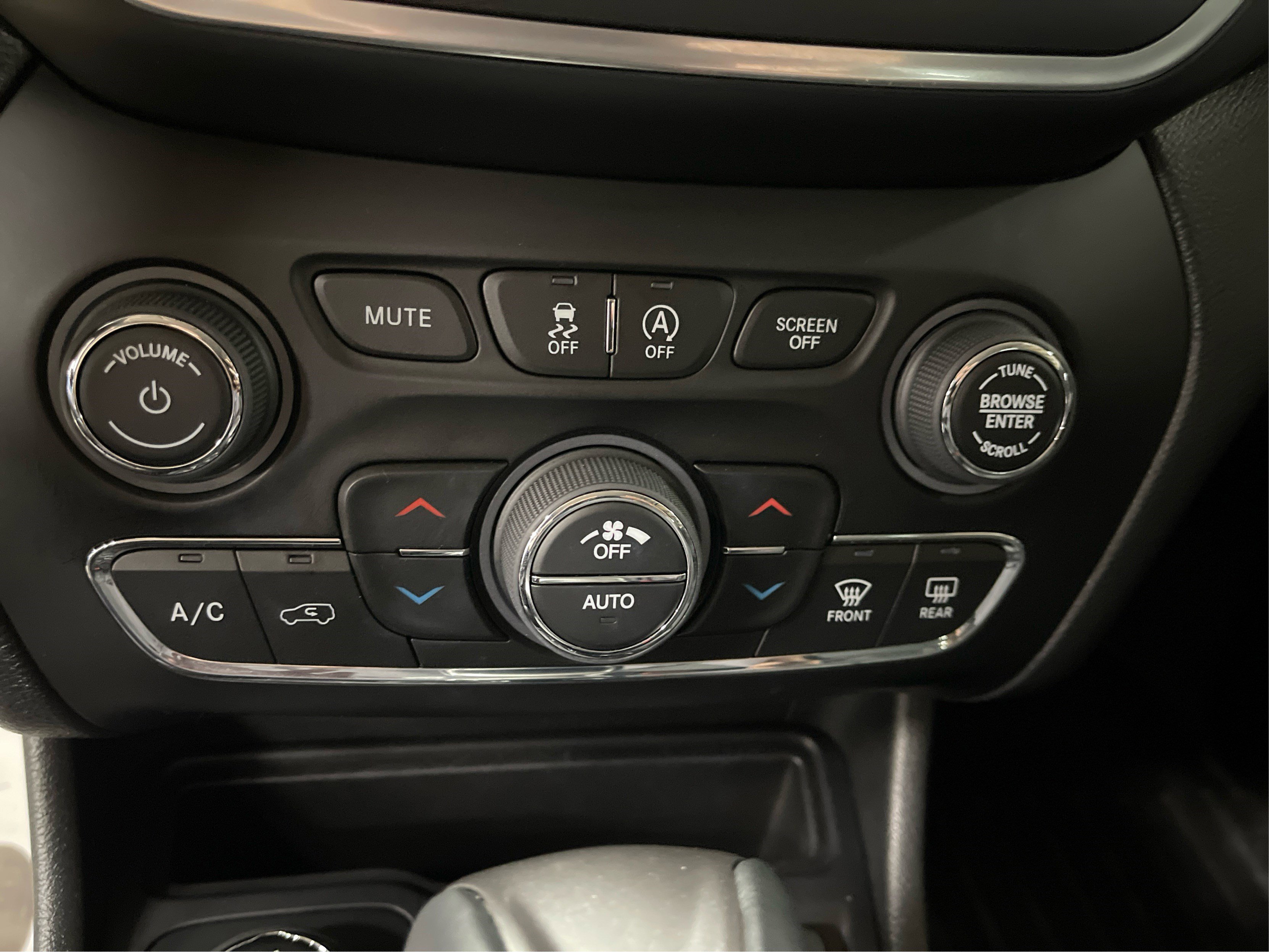 2022 Jeep Cherokee Latitude Lux photo 12