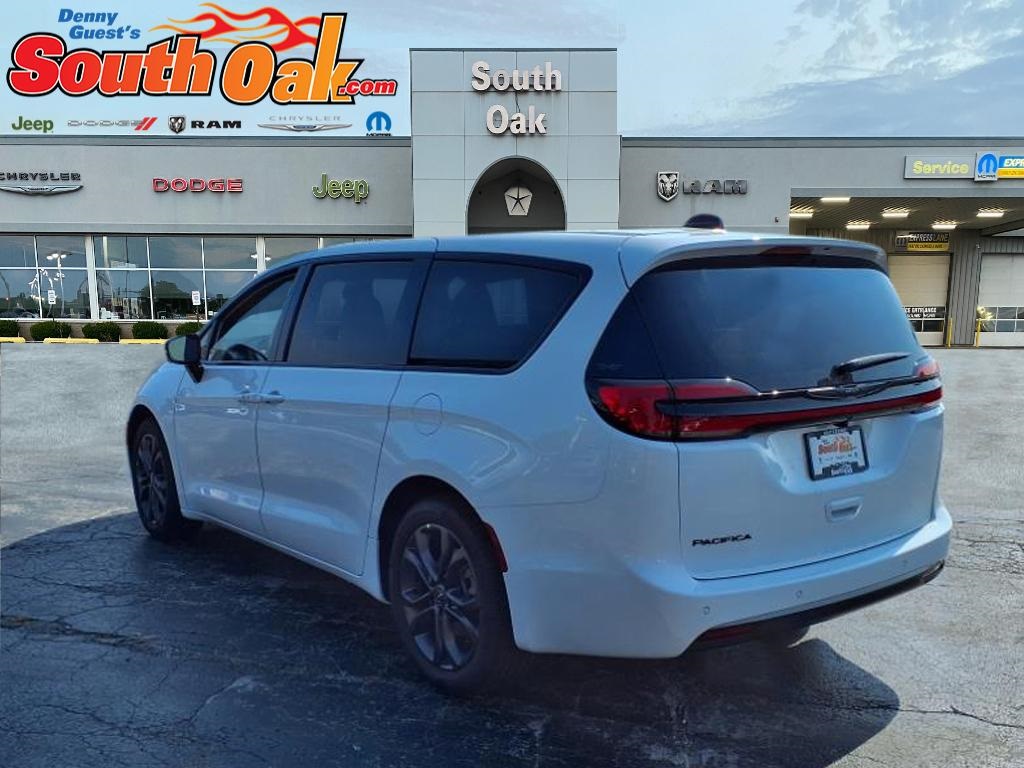 2026 Chrysler Pacifica photo 4