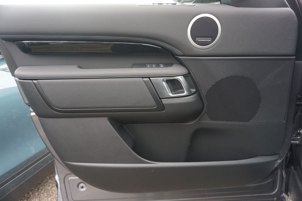 2025 Land Rover Discovery S photo 17