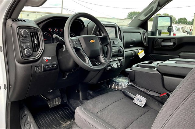 2025 Chevrolet Silverado 3500HD Work Truck photo 2