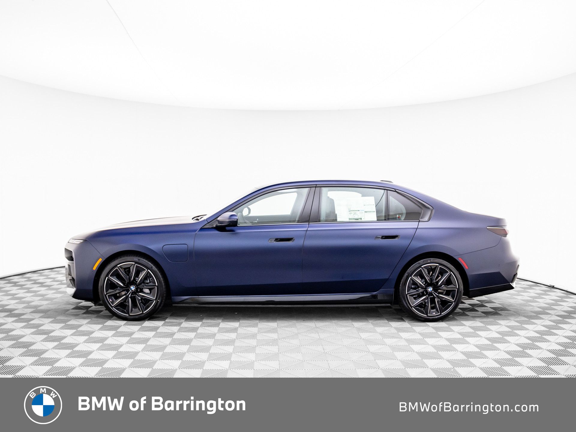 New 2025 Frozen Tanzanite Blue Metallic BMW 750e xDrive image 2