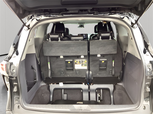 2021 Toyota Sienna LE photo 13