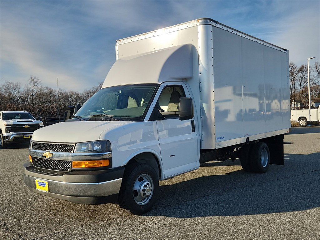 2023 Chevrolet Express Cutaway 3500 photo 3
