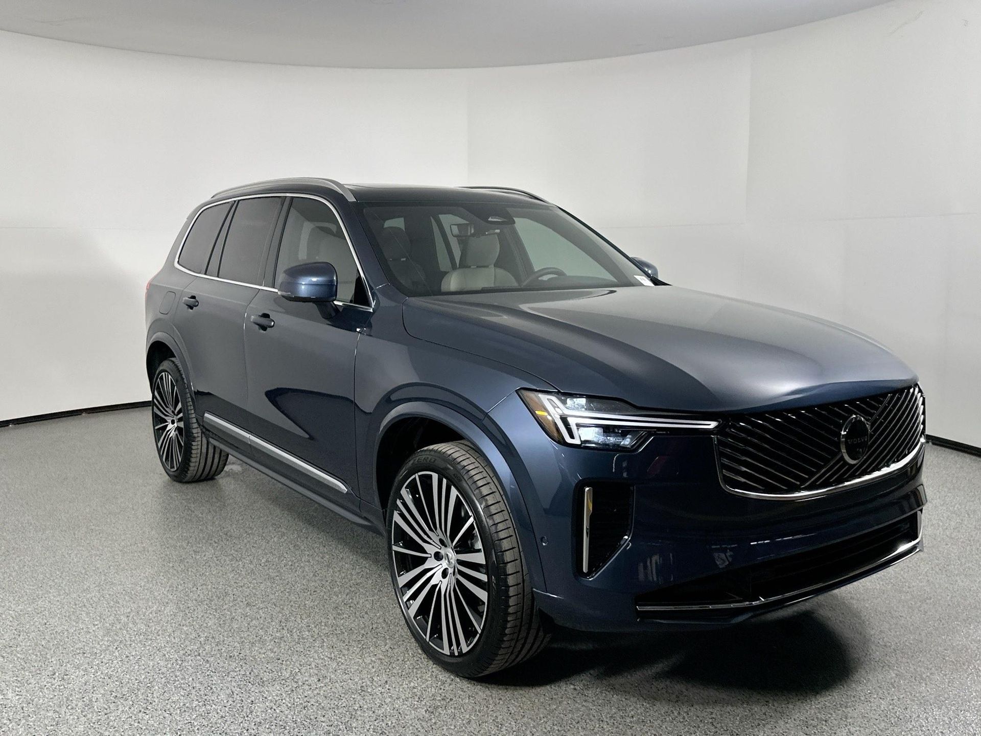 2025 Volvo XC90 Plus photo 3